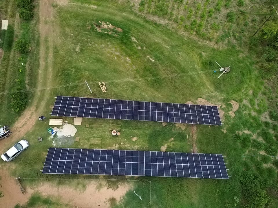 Sistema fotovoltaico em estrutura solo em área rural