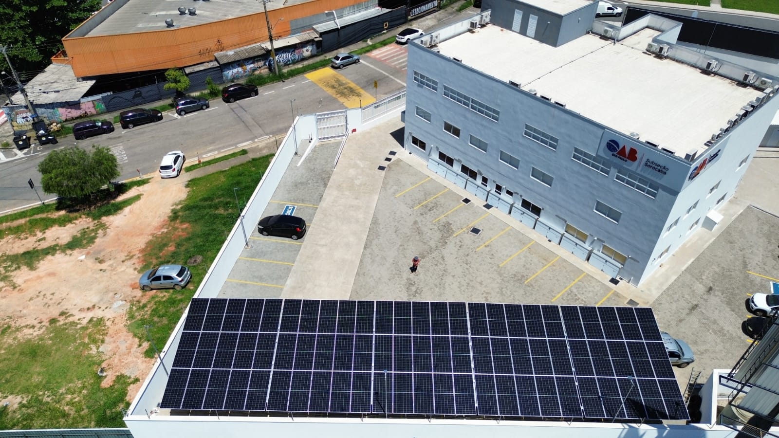 Sistema solar em cobertura de prédio com estacionamento