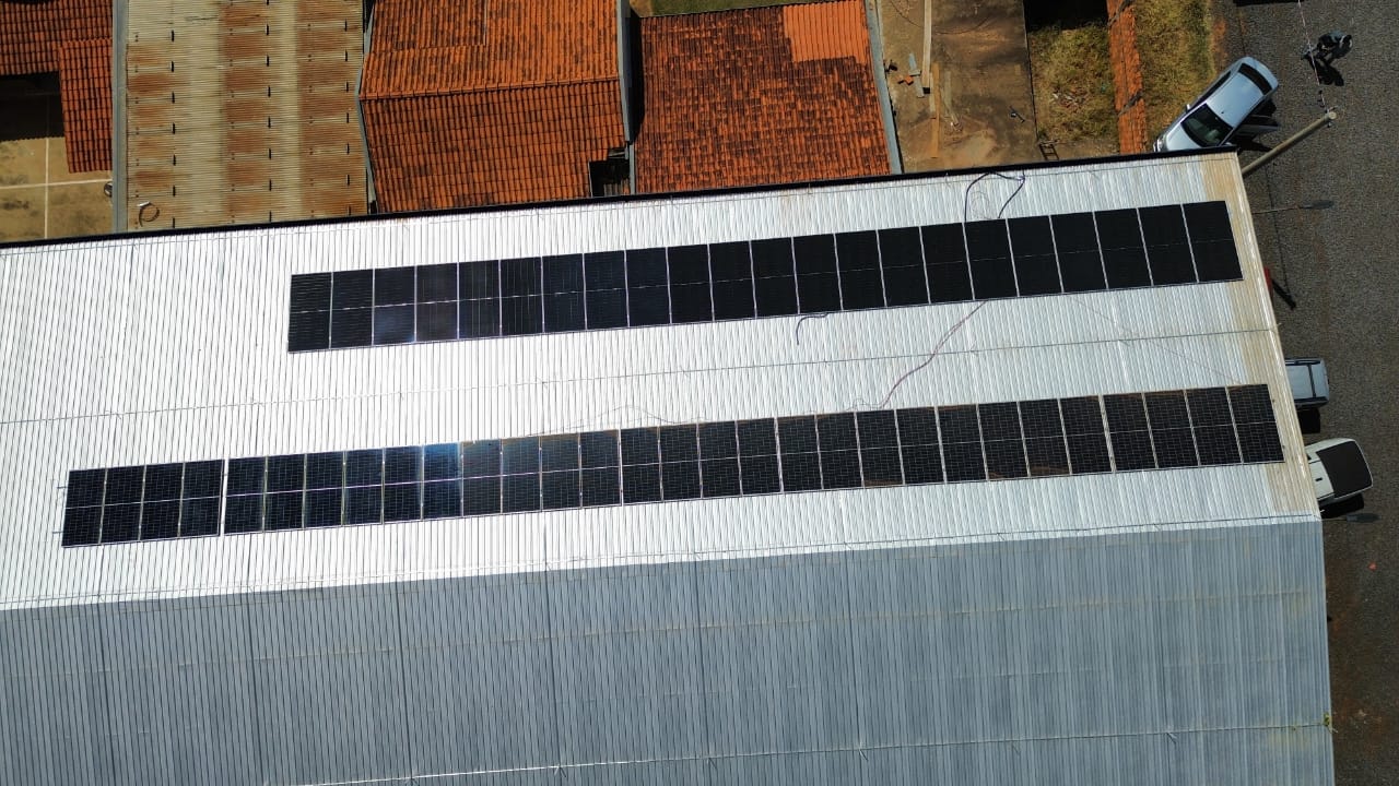 Sistema fotovoltaico em galpão logístico